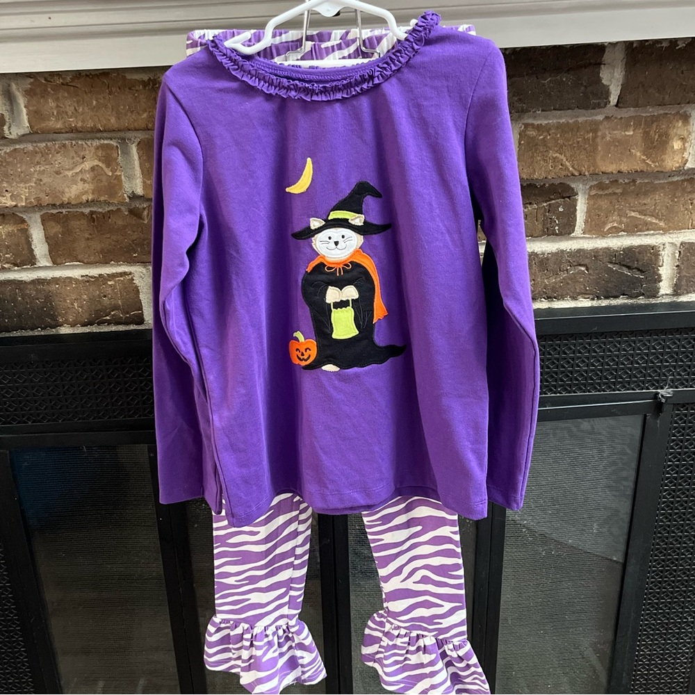 Kellys kids Cat witch 2 pc outfit size 7-8 barely worn.  Excellent condition.